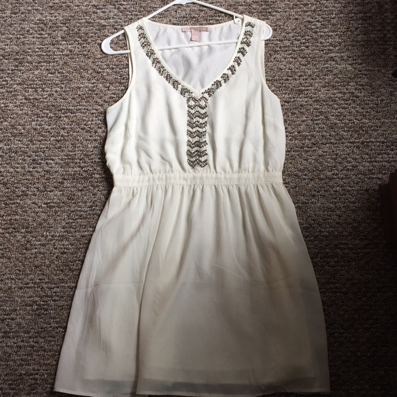 White dress with embellishments - Picture 1 of 2